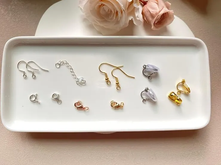 各色金屬耳鉤和手鍊扣環等。