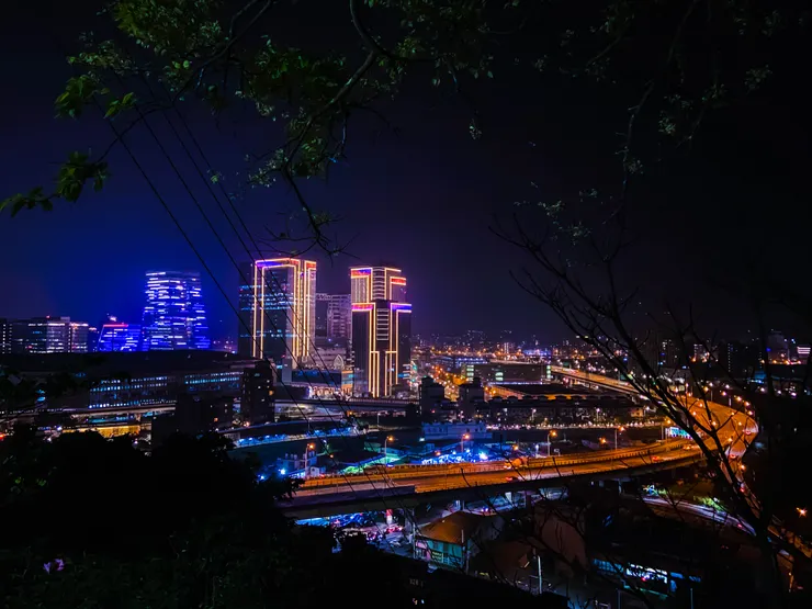 小南港山　f/1.8　1/15s　ISO-500　by Chris