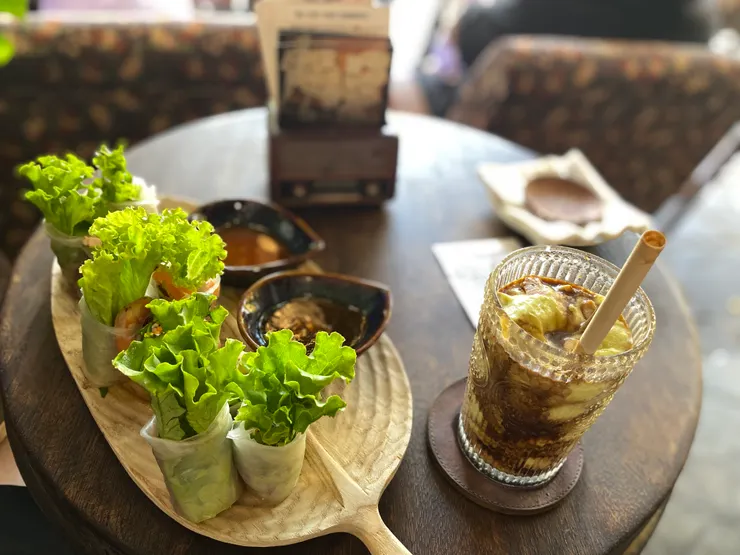 在越南，咖啡就是百搭，配任何食物都可以，這家的酪梨咖啡比蛋咖啡出色許多