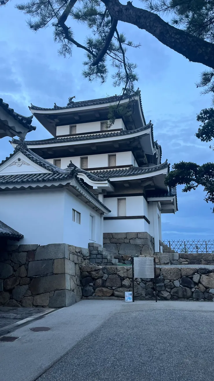 現存月見櫓大約完成於17世紀後期，算是有留存下來的重要建築。