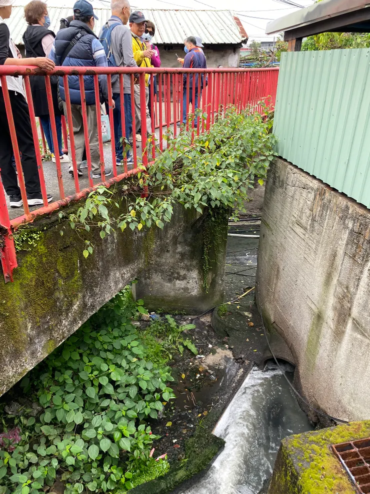 過水橋的橋身很厚,那是因為底下是水路