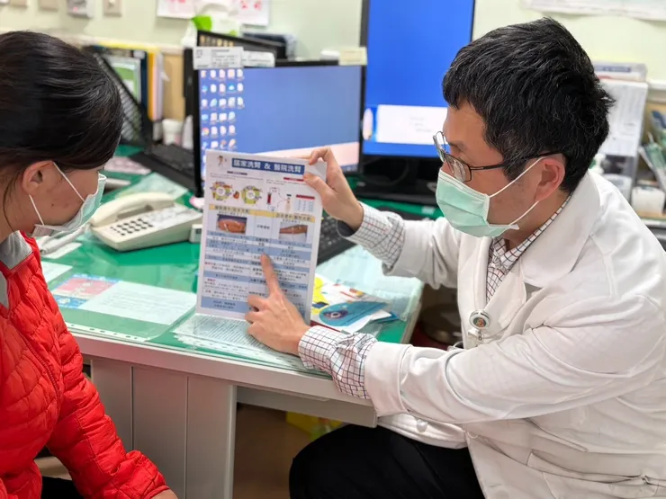 圖說：腎臟科醫師侯羿州提醒，高普林與高蛋白飲食，不只易誘發痛風，更會讓尿毒素大量累積，若腎功能不佳，將加重排毒負擔。（資料來源：偉喬生醫）