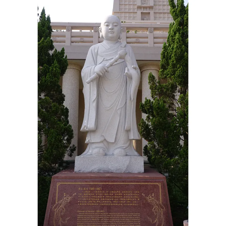 這座第一眼乍看以為他拿麥克風，後來才發現拿的是電視上常看到道長會拿的那種道具。