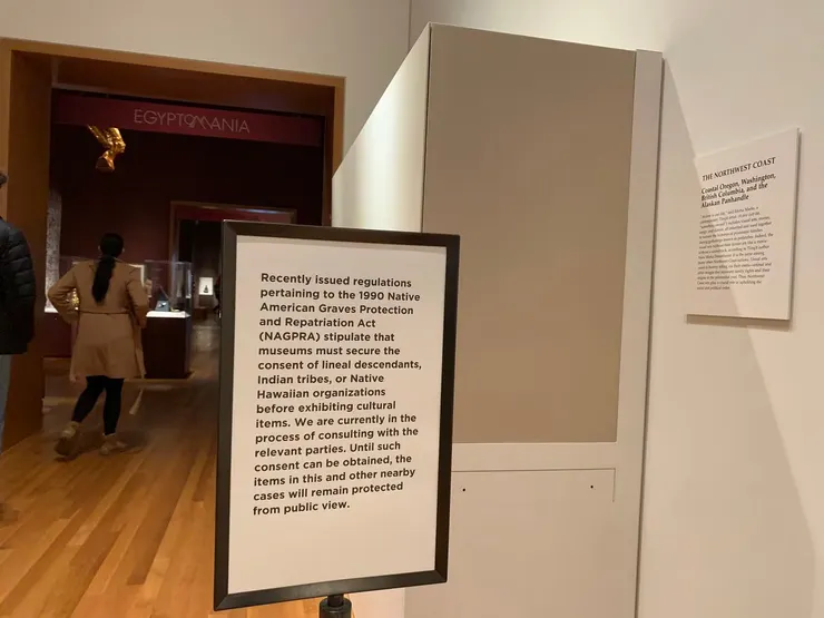 克利夫蘭藝術博物館已將部分展示美國原住民的藝術品遮擋起來，並附上解釋這個情形的說明牌，圖片來源：Steven Litt, cleveland. com