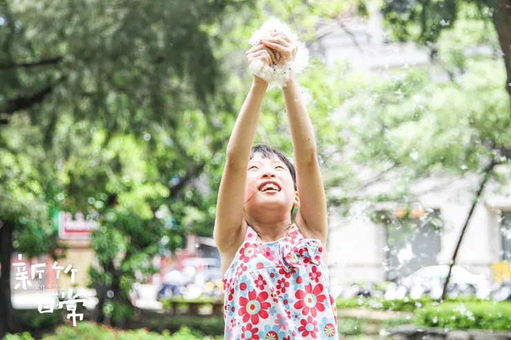 從抗拒到依戀。原來一座城市能被深深依戀,不是因為完美,而是因有記憶、有味道,有愛的人。