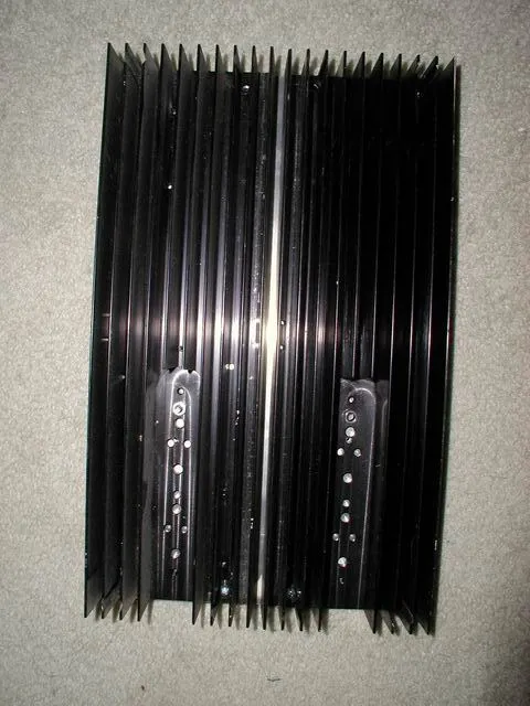 原來的機箱拆掉前忘了照些相片,所以只能給大夥看看殘骸。上方是原來機器四面中的一面,尺寸是 9X15 英吋,鰭片高度是兩吋半