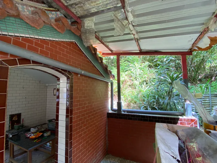 廟的後方是墳墓，據說十一命就葬於此。