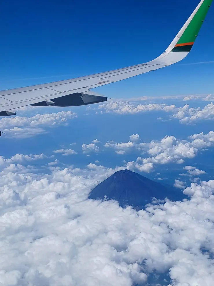 回程飛過富士山的上空清晰可見的火山口,太驚喜了!