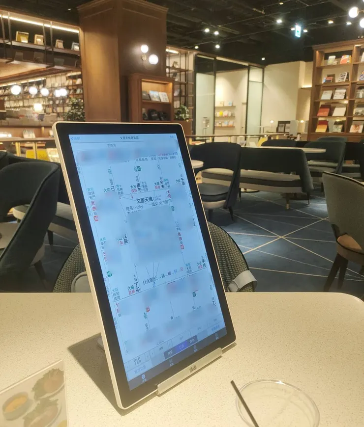 諮詢當天,丹尼桑準備了方便看盤的平板