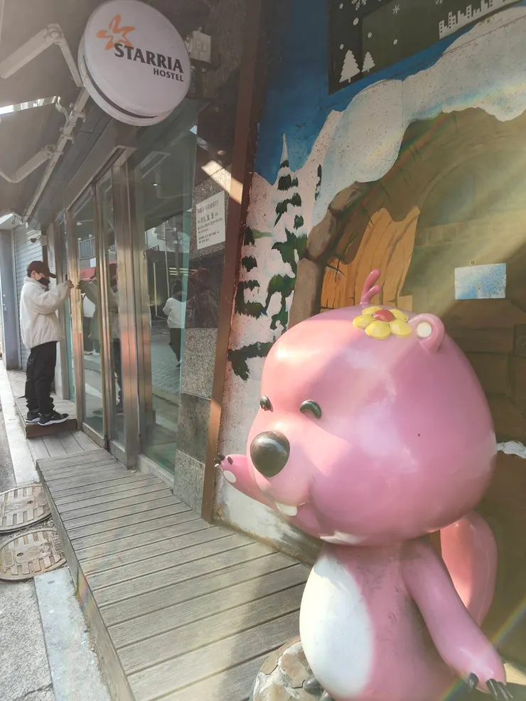 民宿門口 - 需按密碼開自動門