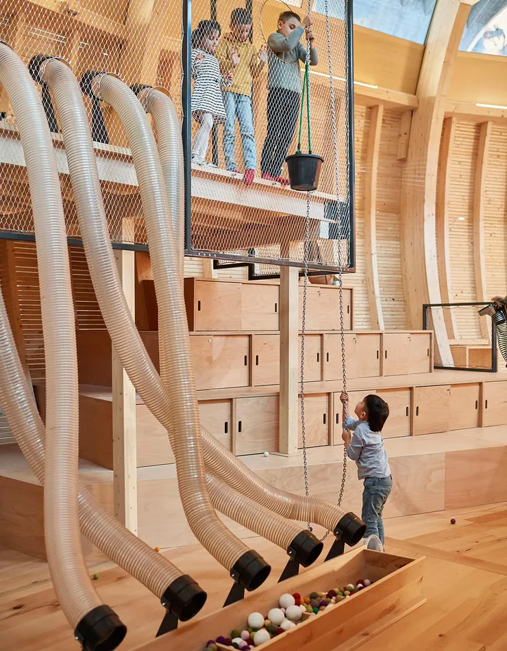 展間內的水管及球區(攝影:Yves Sucksdorff)