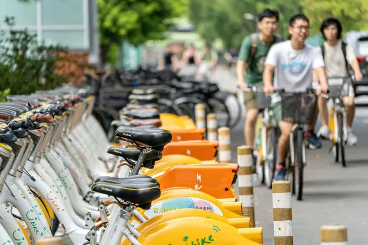 ▲《永續生活7挑戰》鼓勵民眾以大眾運輸、自行車及共乘方式通勤，降低碳排放，落實低碳通勤行動。圖片來源：unsplash（Winston Chen）