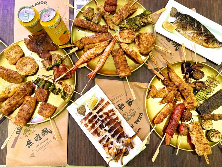 圖說：焦糖楓推出包含旺萊燻肉捲、圓甜不辣、霜降豬肉串、挪威鯖魚、無敵大草蝦、高級軟絲…等超澎湃千元燒烤套餐，只要參加FB活動就有機會獲得喔。（資料來源：焦糖楓）