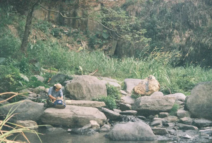 那天下午去夢谷瀑布，小叮噹正在變出好喝的咖啡，準備手沖。