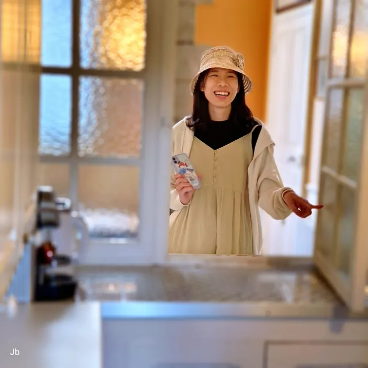 【公主推窗露出笑臉！女兒在餐廳推開與廚房間的隔窗，料理好的食物可由這裡傳遞。】