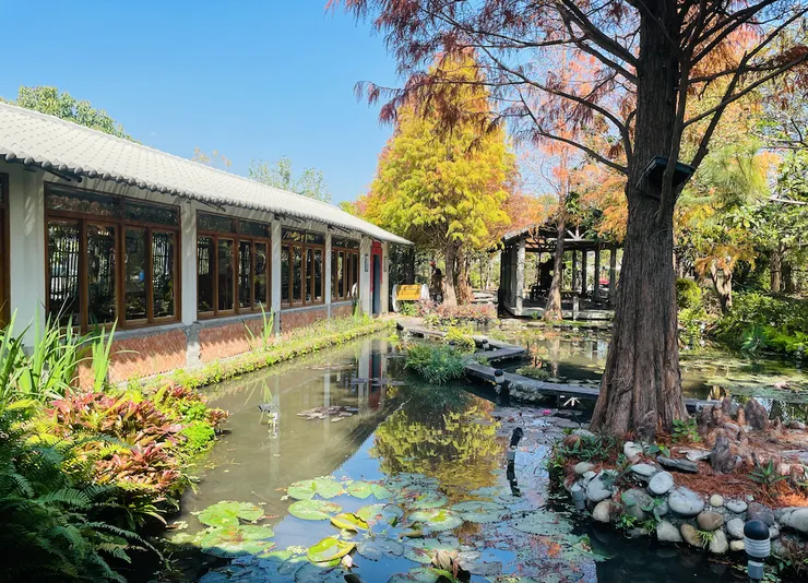 池塘旁邊屋內為用餐區,可邊吃美食,邊欣賞美景。
