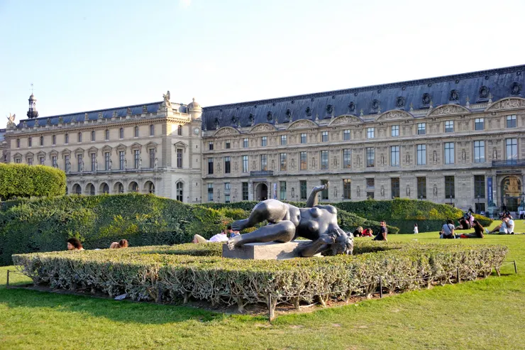 【海軍府杜樂麗花園卡魯索凱旋門 沿里沃利街向東到羅浮宮建築群！杜樂麗花園（Tuileries Garden），1564年由凱瑟琳·德·美第奇（Catherine de' Medici）創建，最初是杜樂麗宮的私人花園，以精緻的幾何設計、雕塑和噴泉聞名，為巴黎歷史軸線（Axe Historique）一部分。  杜樂麗宮在1871年被燒毀，但花園倖存下來。】