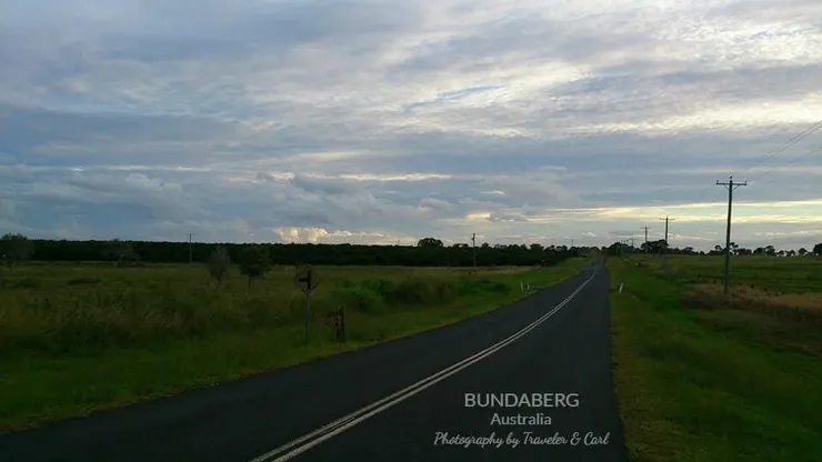 車屋旁的道路人煙罕至，周圍沒有高聳建築，沒有光害的夜晚很美