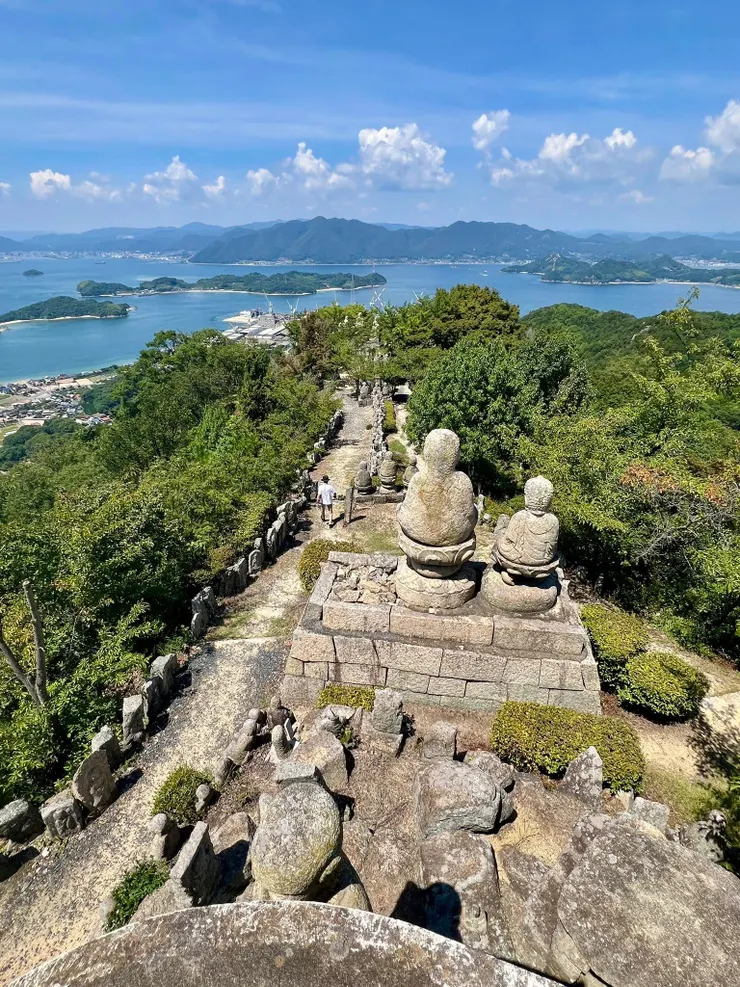  山頂有名的五百羅漢 