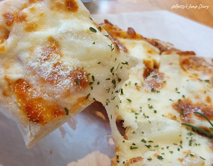 ▲龍潭「野薑花與貓」庭園餐廳/ 圖片來源:Betty's Jump Diary