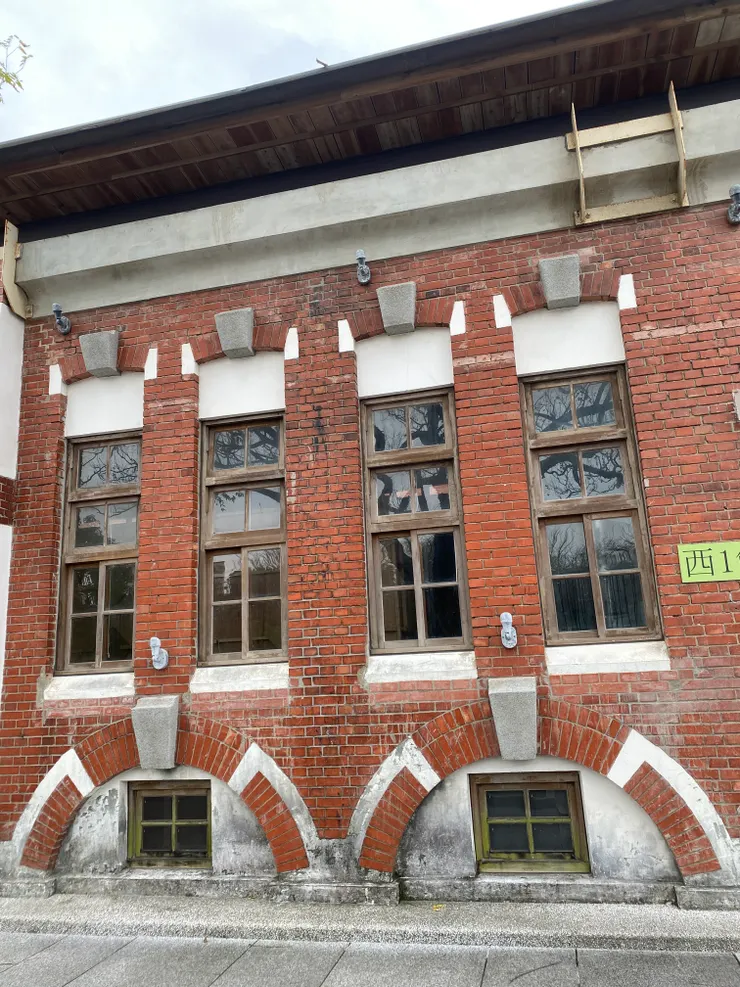 紅磚白漆與木製門窗的協調性