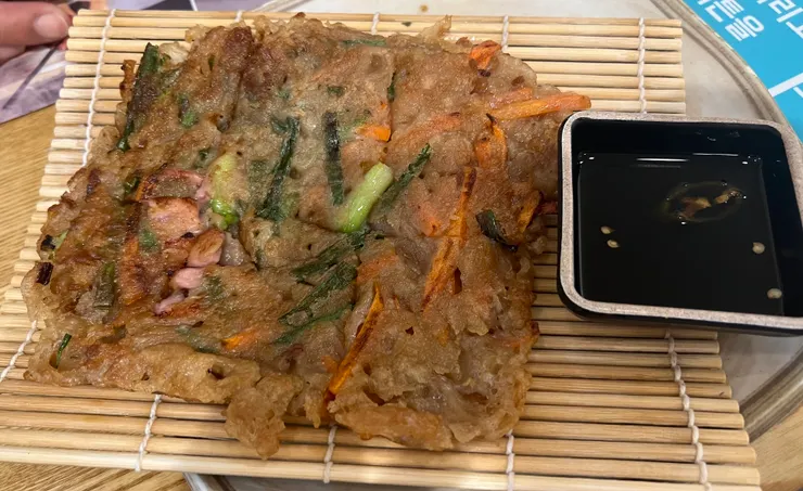 橡子粉餅，裡頭有一些海鮮，餅吃起來QQ軟軟的