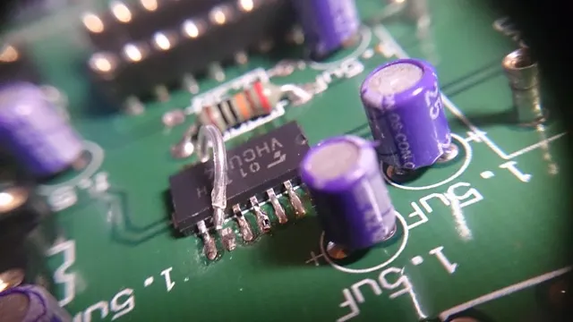 當初畫這塊板子時,將反向器的 pin 9、11、13 都接地了,為了要用第四組反向器,還真是費了番手腳(把 pin9 拉起,再焊一條短線連接至對面的 pin 6,pin8 尚未焊線出去)