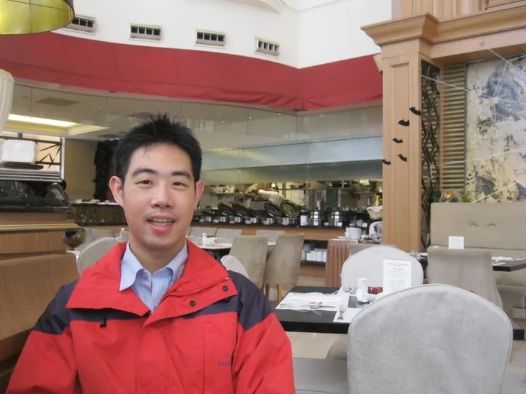 我在新莊翰品酒店一樓的怡情軒餐廳!餐廳就位在中庭自然採光很棒!