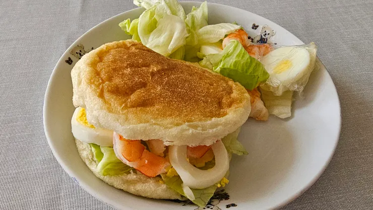 儒儒今天做越南春捲愛妻早餐給我吃!儒儒說春捲皮不小心包破了!沒關係!依舊不損美味!