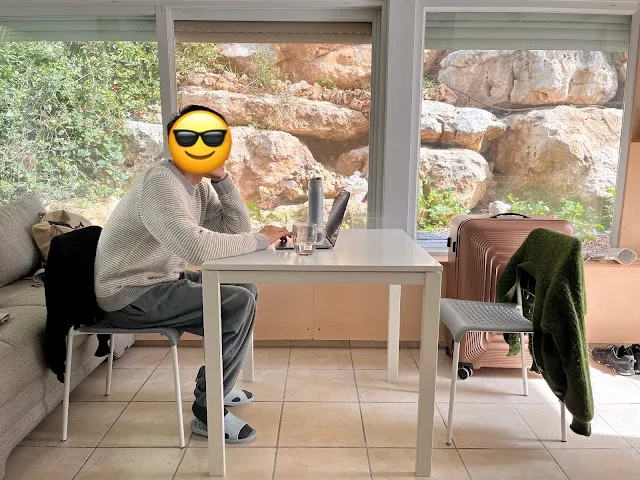 沿著峭壁而蓋的房子，時有山貓出沒