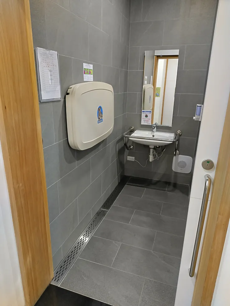 多功能無障礙廁所設有尿布台