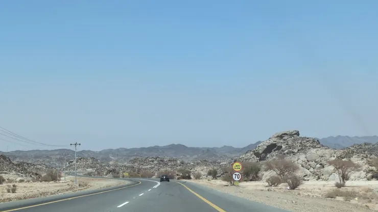 崎嶇的岩石低矮山丘，Photo: Zora @ Al Hajar (July 8, 2025)