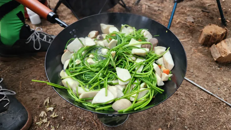 同行的友人也開始妙起了水蓮。