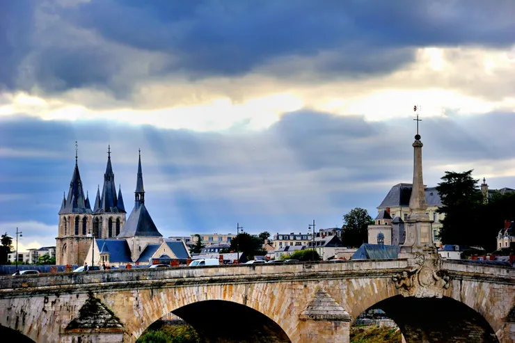 【離開香波爾城堡回程，經過布盧瓦Pont Jacqes Gabriel石橋附近，老婆跟路邊店家借洗間，我不如再拍幾張照，難得雲間灑下神光。】