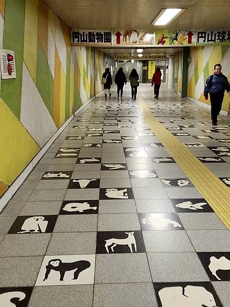 地鐵円山公園站可愛動物地貼