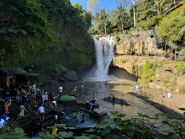 Tegenungan Waterfall. (趙康康提供)