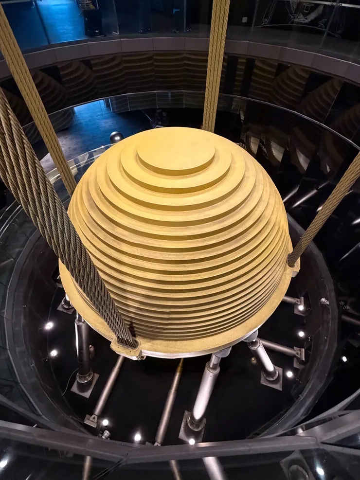 防震阻尼器，可抗風抗震減少約40%的搖晃。