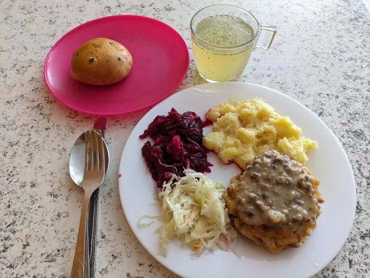 點餐成功!準備來試吃，右上角玻璃杯內是雞湯