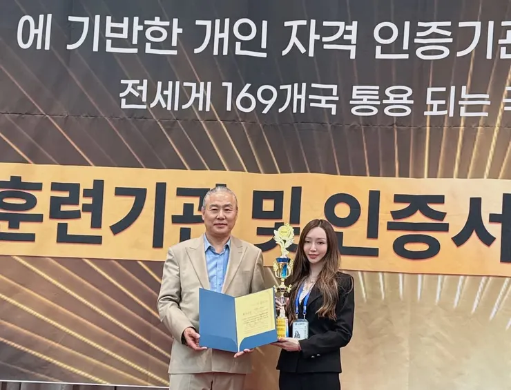 圖說：Fifi積極參與國際美學組織活動，並獲頒相關專業肯定。（圖／FKB美學）