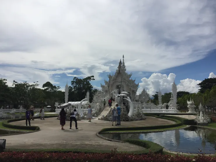 白廟就位於大馬路旁，從外頭就可以欣賞到白廟華麗的外觀