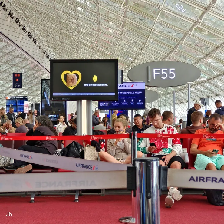 【一早計程車六十歐赴戴高樂航站！13:45法航班機，怡青預約9點的G7計程車到機場，約60歐。報到、寄放行李全部電子化，雖然安檢很嚴密，我們還是不到11點半就到登機門了。】】