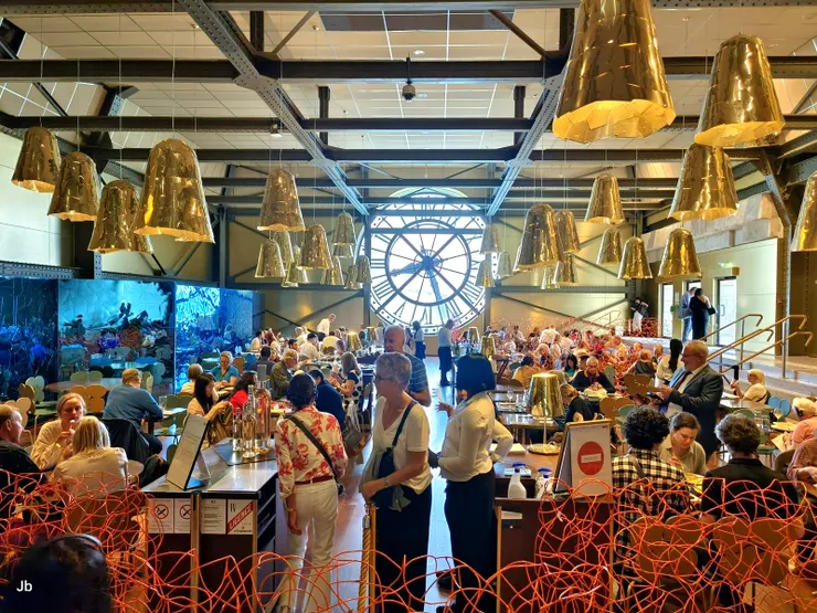 【美術館內的餐廳，發揮駱駝精神，我直看到下午3點多才想來吃點東西，但此時已不提供熱食，只好點了個蘋果派和一杯咖啡。】