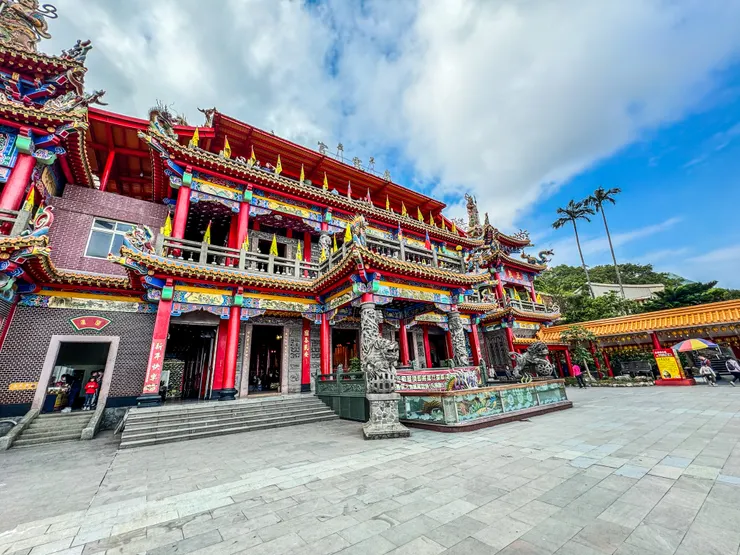 YA!!14:54 抵逹求文膽和武膽的大里天公廟，週圍有攤販和咖啡廳，是宜蘭香火鼎盛知名的廟宇～