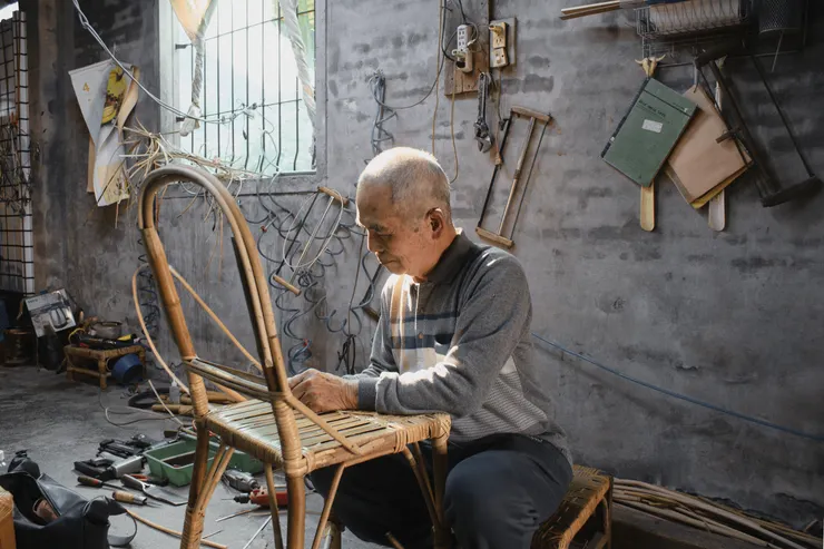 ▲賴騰芳的工作間在自家後院，牆上和地面皆掛滿工具。呂國維攝。