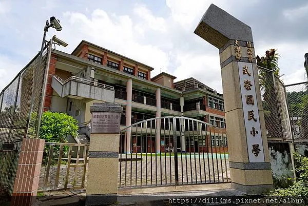 武榮國小校門，望去校舍新穎