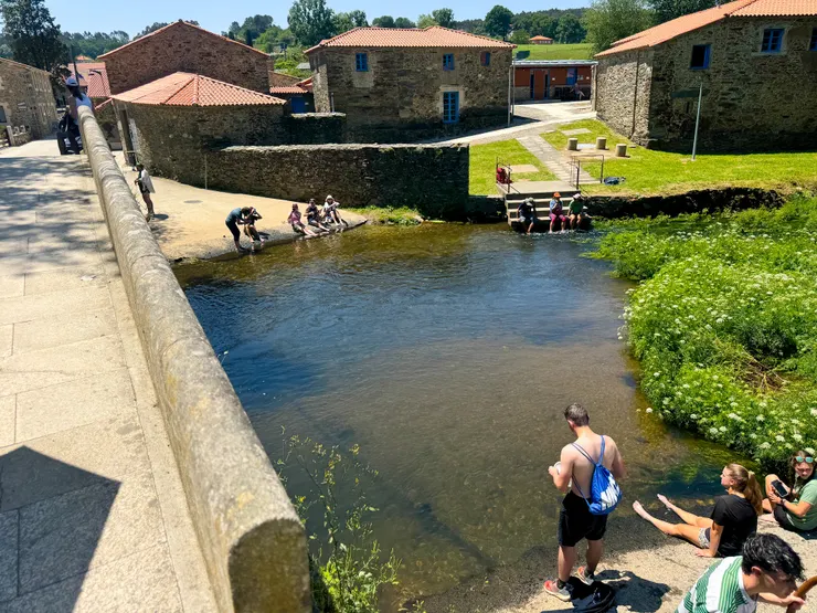 外國人真的很戶外，除了走得快，看到水就跳就泡！ 讚啦！