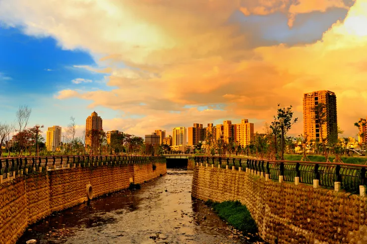 【狂奔水湄路側不為救火為搶拍】