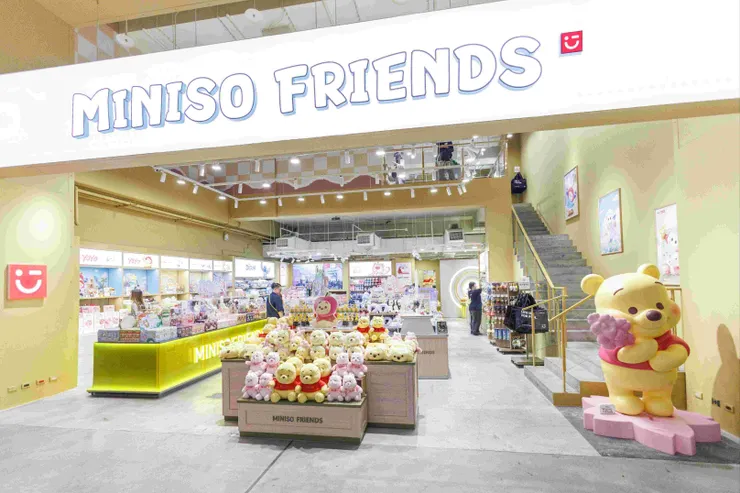 圖說:MINISO台南新光三越小西門店正櫃開幕,恰逢小熊維尼100週年、限時打造「全台最療癒維尼主題空間」。(資料來源:MINISO)