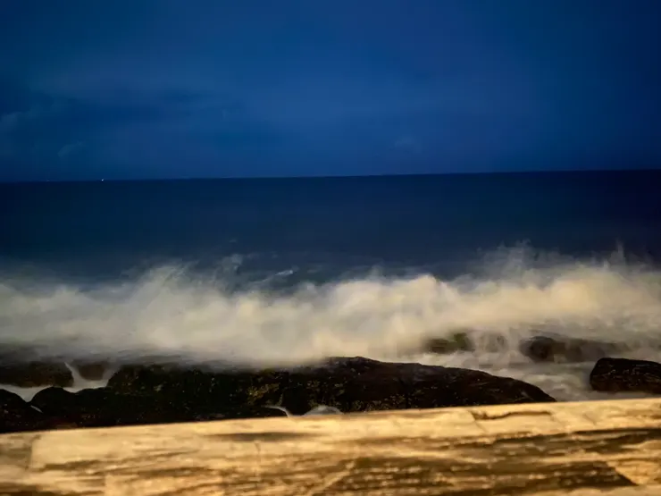 海浪襲來，凝在岸上結成墨