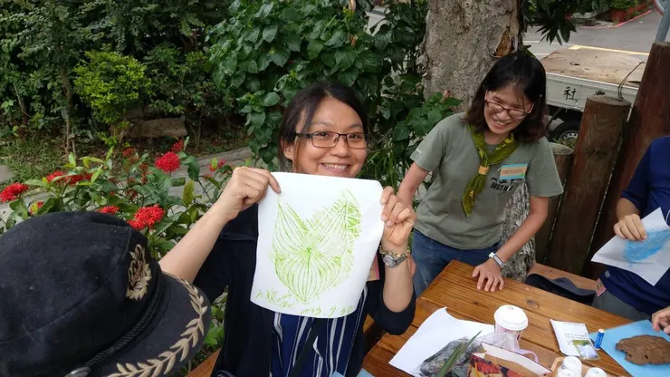 我用葉拓了爆米花慈菇的葉子，並落款「小槐花，2023年7月30日」。